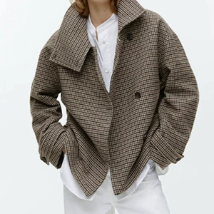 Arket kappa - Super snygg och populär arket jacka, slutsåld i alla storlekar! Säljer då den är lite stor på mig, endast prövad💕 Buda från 1500kr (det måste skilja minst 10 kr från föregående bud!💗