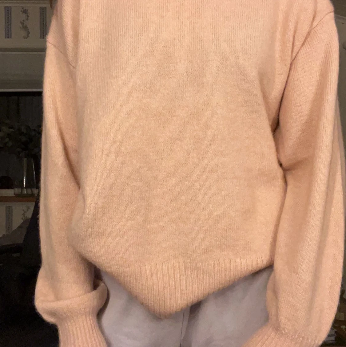 En rosa stickad tröja