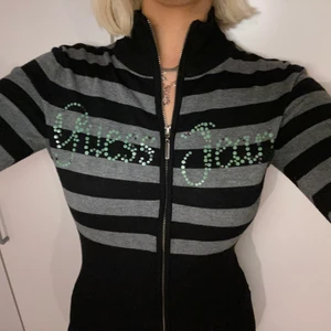Guess Jeans tröja  - Tröja med dragkedja från Guess Jeans. Jättefin på. Om man drar upp den helt får den lite krage. Långa ärmar och låg i passformen. Storlek S och passar S! Någon enstaka Sten har ramlat av, jag tycker det är helt omärkbart!