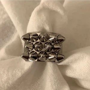 Edblad nit ring  - Säljer nu min super snygga populära ring ifrån Edblad. Säljer då den inte kommer till användning. Storlek 18,50. Liten i storleken!!!!! Nypris ca 400kr. Buda privat eller köp direkt för 385kr!