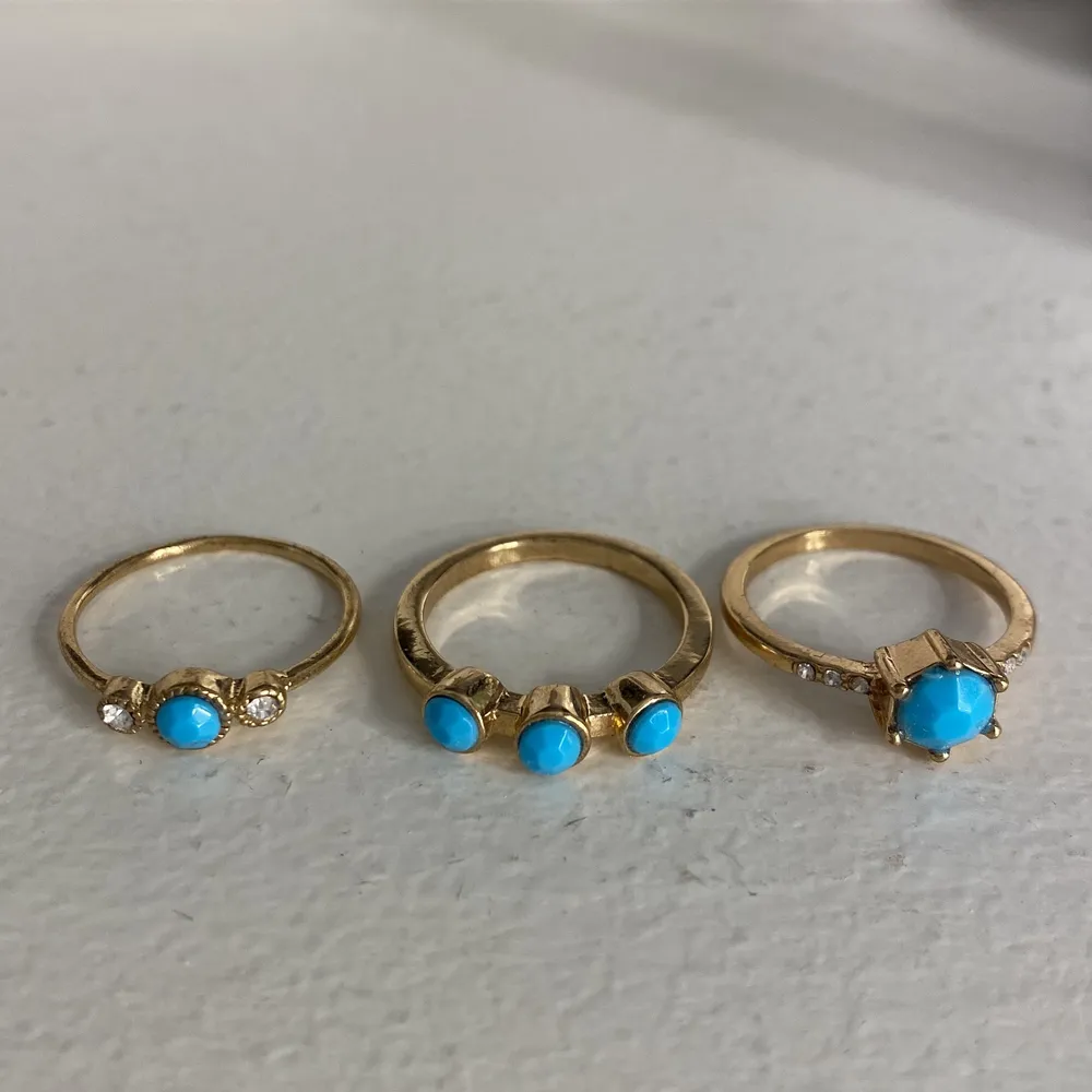 Säljer dessa guldiga och blåa ringar. Dom är i nickel och är knappt använda. Tyvärr för stora för mina fingrar. Köpare betalar frakt och pris kan diskuteras💗. Accessoarer.