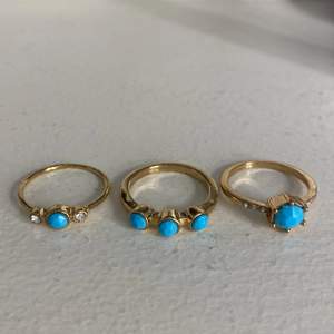 Säljer dessa guldiga och blåa ringar. Dom är i nickel och är knappt använda. Tyvärr för stora för mina fingrar. Köpare betalar frakt och pris kan diskuteras💗