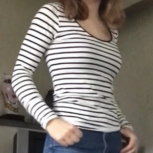 Randig tröja - Jättefin randig tröja från Gina som jag aldrig använder längre… Bra skick! Hör av er vid funderingar eller för fler bilder🤍🖤