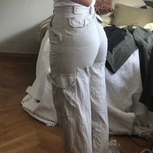  beiga cargobyxor - Snygga beiga cargobyxor som sitter perfekt, är insydda i midjan med de kan man sprätta upp. Långa.
