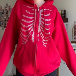 rhine stone zip up - lägger ut den här igen då det var många oseriösa köpare. Hoodien har inga defekter och är som ny, köpte den för 650kr, men kan tänka mig sälja den för 300kr +frakt💘
