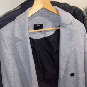 Grå oanvänd kappa! Helsingborg - Två knappar och framsidan, två fickor! Helt oanvänd! 