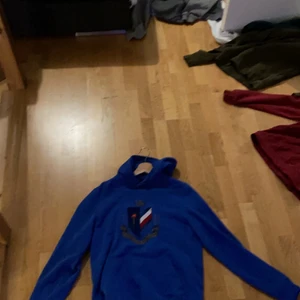 Tommy hilfiger - Cond 4/10 inga snören och hål längst nere på armarna