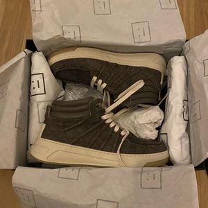 acne studios sneakers - acne studios sneakers storlek 40. helt oanvända, köparen står för frakt 💚