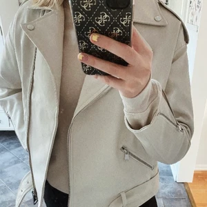 Beige skinnjacka  - Från Missguided! Superfin men tycker själv inte att jag passar i den🌸 Sitter snyggt lite oversized på mig som bär XS/S. Nypris: 499kr, säljer för 250kr + frakt! Använd ett fåtal gånger 💛