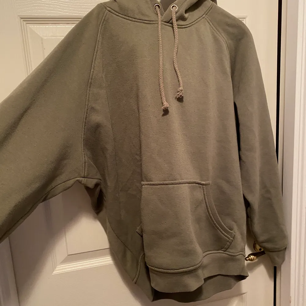 En jätte fin hoodie som har varit en favorit!! Den är i storlek L pga att jag ville ha den oversized men skulle säga att den är en M. Verkligen super skön och passar till det mesta . Tröjor & Koftor.