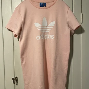 Rosa Adidas klänning i storlek M - Rosa adidas klänning i nyskick, storlek M.