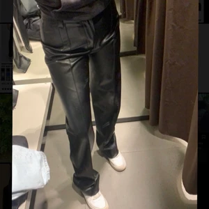 Skinnbyxor Zara - Säljer dessa snygga skinnbyxor från Zara, inköpta i November och har inga slitningar alls!✨ str XS men tycker dom är stora i storleken! Nypriset är 399kr jag säljer för 200kr, frakt ingår inte i priset!