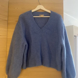 Blå stickad tröja - En fin blå stickad tröja i stl. XS. Den är dock lite större i storleken. Frakt tillkommer🥰