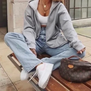 Jeans - Jätte fina jeans från Gina Tricot i storlekn 32, skulle säga att den passar mer en 34 då den är stor i storlek! Säljer då dom är för stora för mig. Tveka inte att höra av dig vid intresse eller frågor❤️