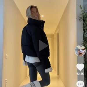 Zara jacka - LÅNADE BILDER. Säljer den här jackan ifrån zara som Lowa widerberg har på sig. Det är i nyskick och endast använd en gång❤️