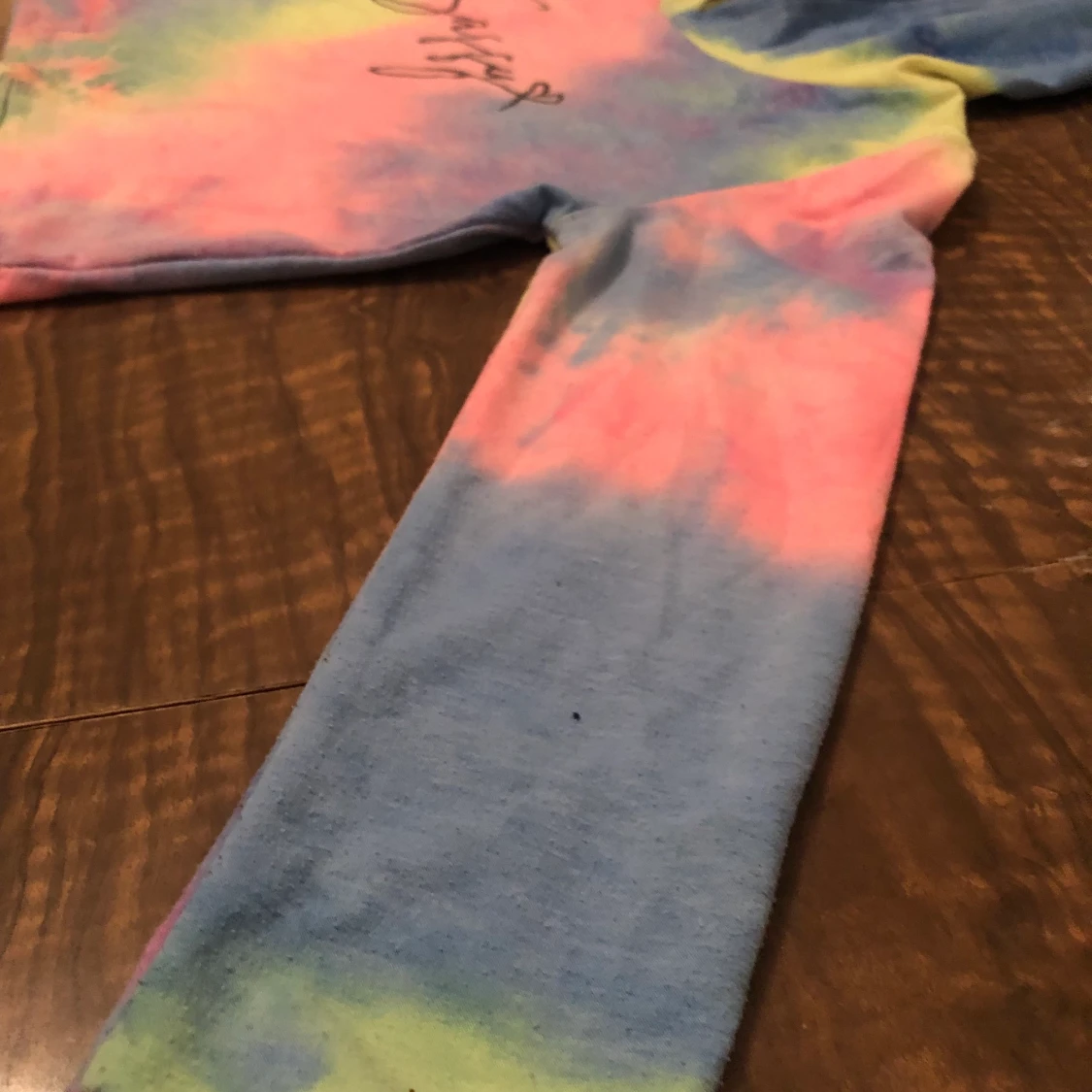 Regnbågsfärgad barntröja i storlek 150 - 90