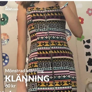 Klänning med fina mönster - Säljer denna fina klänning med mönster samt en dragkedja. Säljs pga att den inte kommer till användning. Vid intresse kontakta mig privat. Om annan frakt önskas löser jag det.
