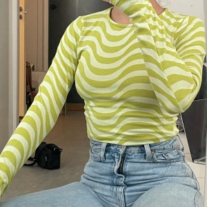 Topp / tröja Stradivarius  - Mönstrad grön tröja, storlek XS