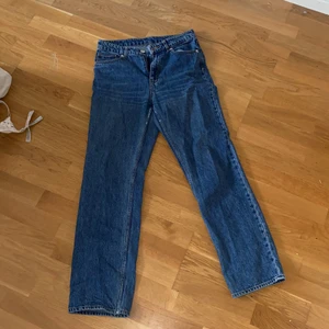 Raka jeans från monki - Raka jeans från monki, för små för mig därför jag säljer. Stl 27, fina och bra kvalite. Hör av er för fler bilder  