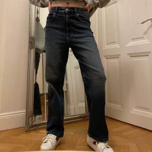 Mörkblåa jeans från Zara. Använd ett par gånger. Storlek 40 men funkar 38.
