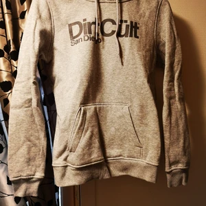 Dirtcult grå hoodie - Dirtcult tröja. Oanvänd. Katt finns i hemmet. 