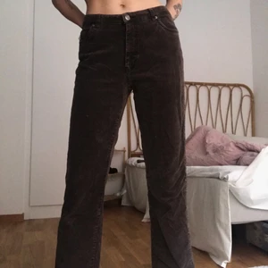 Bruna manchesterbyxor - Bruna manchesterbyxor som inte används längre pga att jag inte är helt nöjd med passformen. Kan mötas i Norrköping, annars tillkommer frakt kostnad.