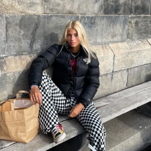 North Face jacka  - svart north face jacka i xs, dam. köpt för ett års sen och är sparsamt använd. inga fel på den alls utan så gott som ny. den är bara lite liten på mig. köparen betalar frakt men kan mötas upp i sthlm❤️  (pris kan diskuteras)