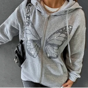 Fjäril rhinestone hoodie  - Den första bilden är lånad men de andra två är mina!!! Säljer denna fina hoodie som jag tidigare köpt här på Plick. Säljer då jag inte fått användning för den men den är i bra skick. Hoodien är i storlek S från Shein. 75kr + frakt. 