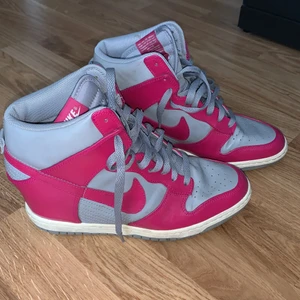 Nike dunk sky hi grey fuschia - (Säljer snart) Ett par nike dunk sky hi’s köpta på beyond retro. För att klargöra är det alltså klackskor i form av sneakers! Storlek 42 men funkar bra för mig som har storlek 40. Som sett på bilden så finns det fläckar och sulan har gulnat lite. Föreståeligt dock då de är från 2012😁 Kan ej garantera äkthet på dessa så det får ni avgöra själva, om det spelar roll för er 💓. Hittade bilder av dem på nätet jag kan skicka privat annars💓 Kan diskutera pris på dessa med tanke på skicket oså😌