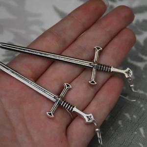 Örhängen svärd  - Maffia svärdörhängen i silvrig metall. Krokarna är nickelfria.