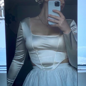 satintopp - Säljer den här jättefina tröjan i satinliknande tyg från hm. Köpte någon gång under 2020 men har endast använt 1-2 gånger. Storlek S 🤍 Betalning sker via swish och köparen står för frakten 