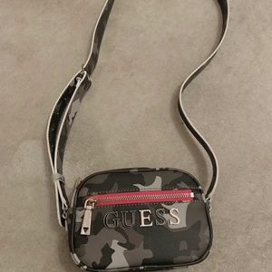 Guess väska - Väska från Guess. Nyskick.