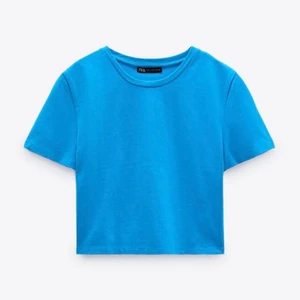 T-shirt - Blå croppad t-shirt från zara. Storlek S. Skicka gärna ett meddelande vid frågor!  Pris kan diskuteras vid snabbt köp!
