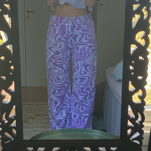 Lila byxor  - säljer mina lila byxor i storlek 38/40(oversize)använda två gånger. Skick 10/10. Skriv priv för mer info☺️💜