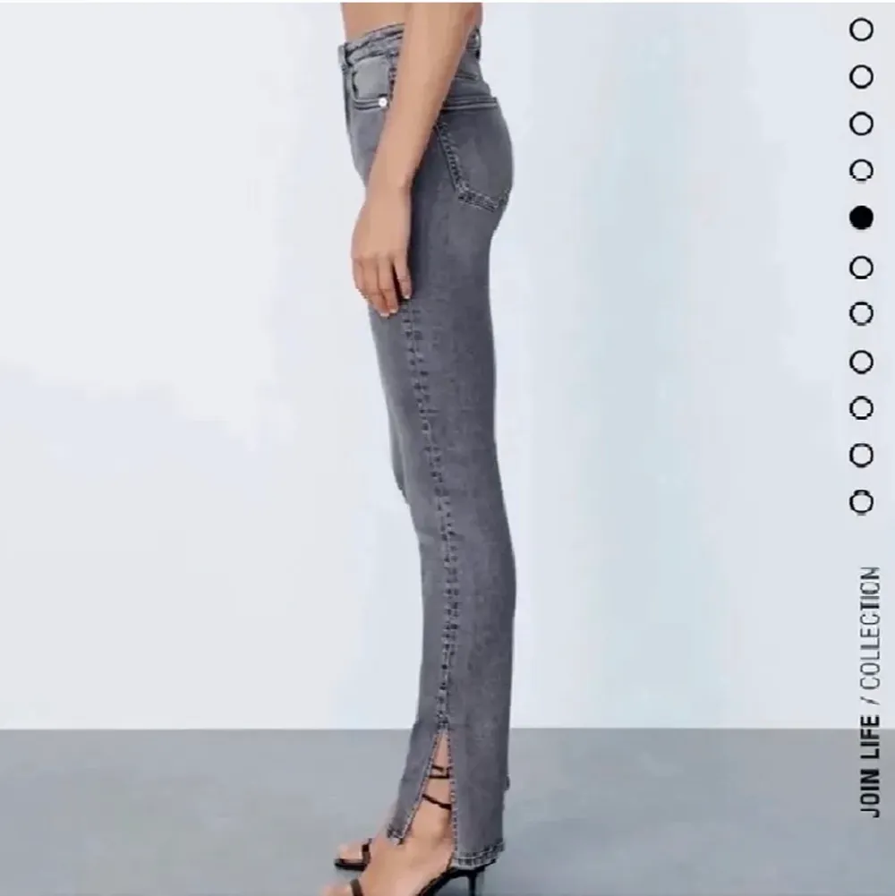 !!Första bilden lånad!!! Säljer mina populära zara jeans med slits. Knappt använda och där av i bra skick. Storlek 40, och jag är ca 168. Frakt 66kr + spårbart.💞. Jeans & Byxor.