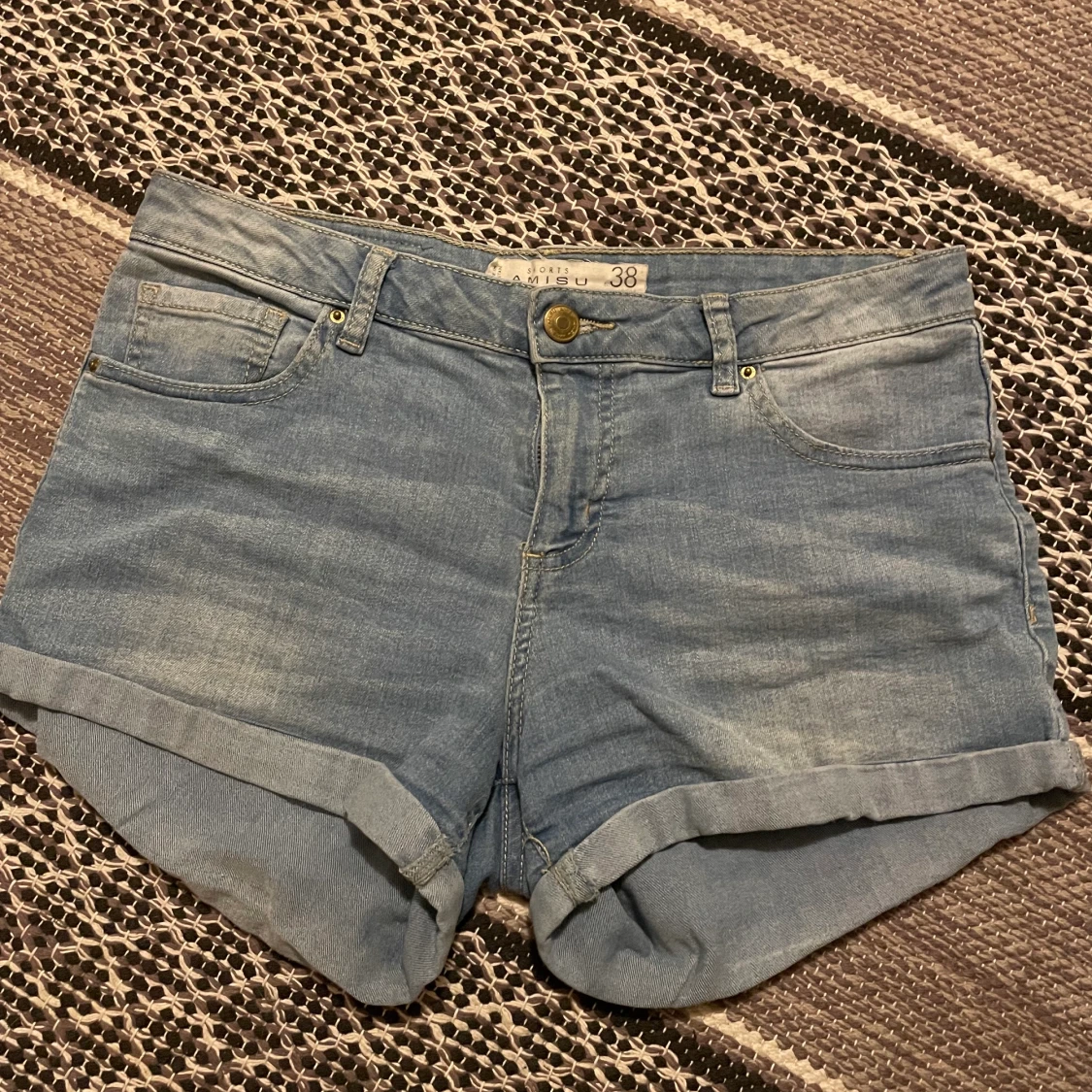 Normalmidjade kortbyxor från Amisu