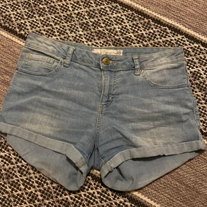 Normalmidjade kortbyxor från Amisu  - Ett par normalmidjade kortbyxor från Amisu. De sitter som M/ 38 och de är inte mycke använda 