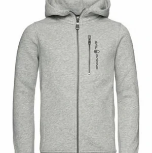 Sail racing kofta - Säljer min sail racing kofta i grå! Den är välanvänd men med inga skador😊 Nypris 899! Passar både killar och tjejer. Köparen står för frakten😌