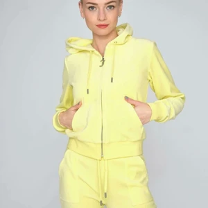 juicy couture set - Säljer den här gula  juicy couture set inte alls använt mycket  (max 3 gånger) köptes i raglady i Göteborg i Höstas!