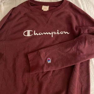 VINTAGE CHAMPION SWEATSHIRT  - Oversized vintage sweatshirt ifrån märket Champion❣️ Köptes på Beyond retro i Stockholm💕 Har använt tröjan 1 gång. Sitter jätte snyggt och har inga defekter❣️