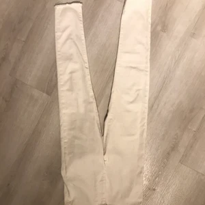 Vita jeans - Jeans vita dragsko i midjan