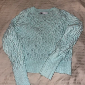 Tröja - Mysig tröja från Zara, säljer för att jag inte använder den längre. Fint skick! Storlek S💙 Frakt ingår inte i priset. Kontakta för mer info