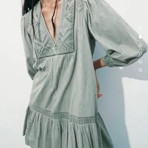 Zara klänning! - Super fin grön klänning från zara. Storlek S. HELT OANVÄND, lapparna kvar! Skriv privat för fler bilder☺️