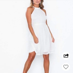 Studentklänning  - Säljer denna sjukt snygga klänning som använts vid ett tillfälle! Älskar den men den gör ingen nytta i min garderob bara! Säljer för 300kr+frakt men pris kan diskuteras!! Storleken är 34💞💞