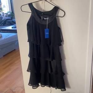 Säljer denna snygga volangklänning från sellpy! Aldrig använt då den var lite för liten 💛