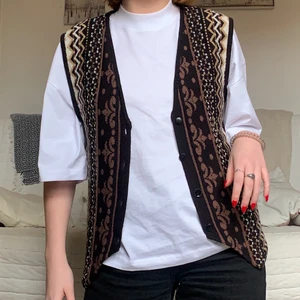 Mönstrad Väst - Säljer denna coola väst som saknar storlek men jag uppskattar den till M/L! Tredje knappen uppifrån har en lite annan form än de andra knapparna, detta märks knappt men syns i bild 2!❤️