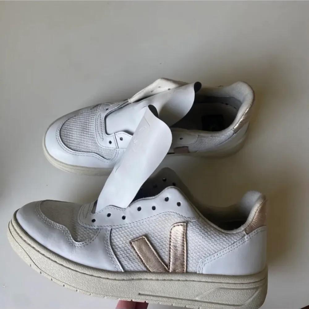 Veja sneakers i storlek 37. Använt 10 tal gånger men fortfarande fina.. Skor.