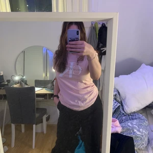 Calvin Klein T-Shirt strl. M - T-shirt från märket Calvin Klein Jeans! Stilren och passar till det mesta. Unisexmodell i storlek L men passar även M! Nypris 399, mitt pris: 69kr🤩