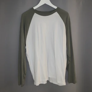 vit och grön långärmad t-shirt oversize - använd ett få tal gånger, insåg fort att den var för liten för mig. storlek S men är oversize i modellen så passar för er som har M