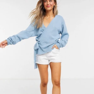 Stickad tröja  - Blå stickad tröja köpt för 400kr. Så mjuk och så fin.